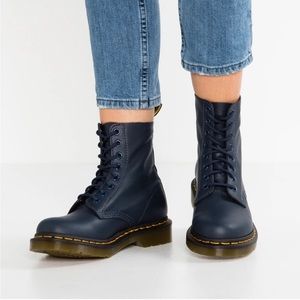 Doc MARTENS 1460 PASCAL 8-EYE BOOTS in Navy Blue Sz 6